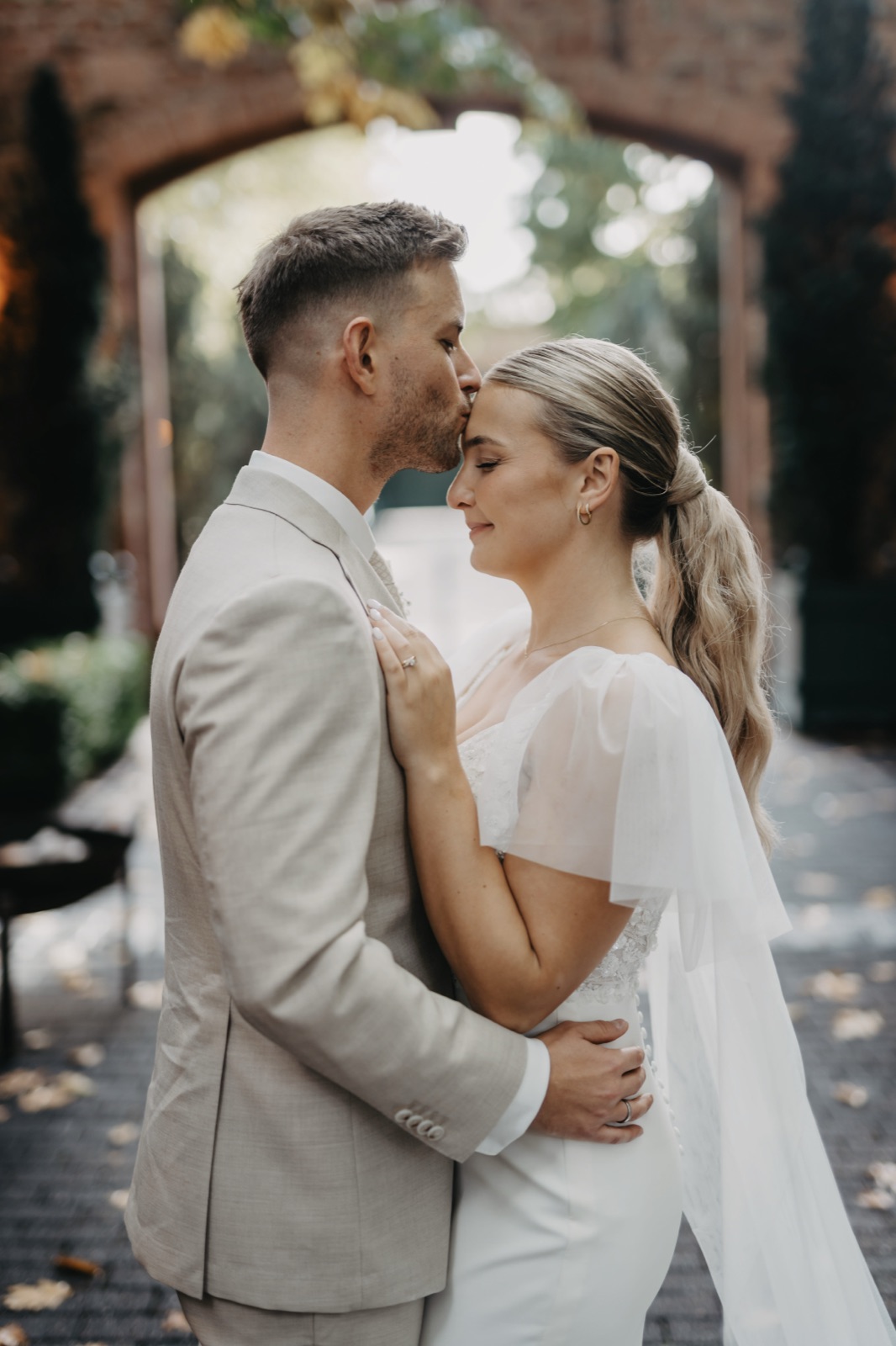 Elopement - Brautpaar allein in der Natur